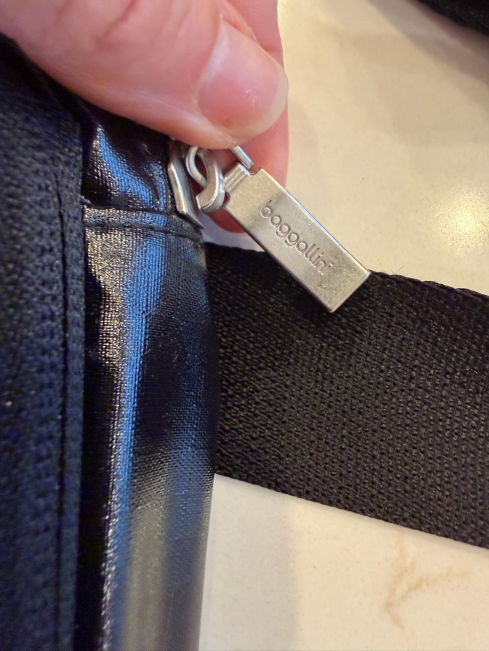 NWOT Baggallini Nylon Belt Bag with Adjustable Strap Metallic Black - Picture 3 of 9